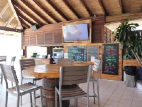 Newly renovated condo just a few steps from Sapphire Beach. Hoteles en Santo Tomás