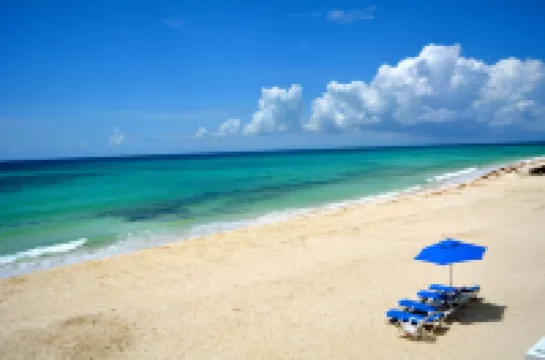 Villa Canteena, Gorgeous Beach Front Villa, Infinity Pool on Secluded Property