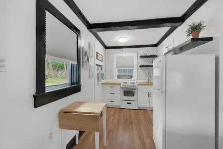 Cute little cottage located 2 blocks from the heart of Downtown Pensacola.