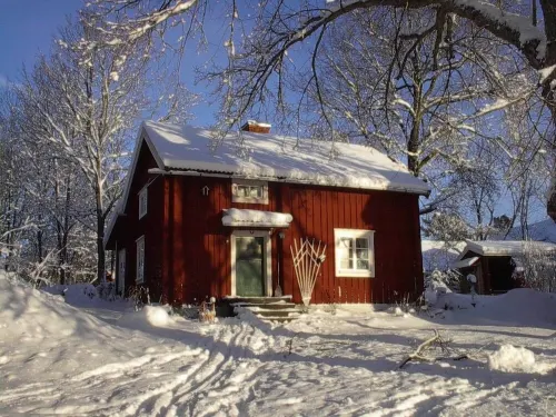 Traditional Swedish log cabin for 5 people, renovated