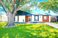 Peace Cottage - A Cozy & Modern 3-bedroom house designed with love. Hotels near Tommy Briggs Cougar Stadium