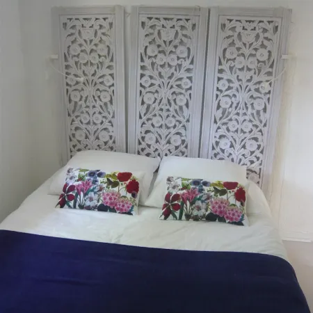 Charming house located on the shore of Lake Maubuisson, close to the ocean.