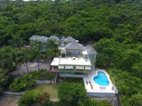 Fully Staffed, private pool, breakfast included, ocean view villa for groups!  호텔