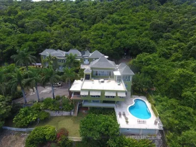 Fully Staffed, private pool, breakfast included, ocean view villa for groups! Hotels in 