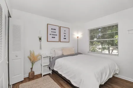 Bright & Cozy Townhouse  2,600 monthly Отели в г. Уэст-энд-Ист-Лилман