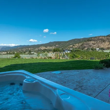 Grand Vineyard Estate Home Exceptional Place Best Location in Penticton