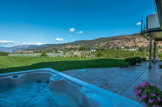 Grand Vineyard Estate Home Exceptional Place Best Location in Penticton