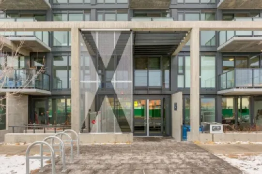 *Friendly* City Suite in Kensington *2bed+2Bath* ロイヤル・サンオルタ・パーク周辺のホテル