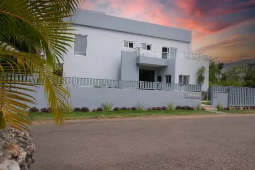 Secure Luxury Villa •  10 min Walk to Beach • Saltwater Pool • Rooftop Views