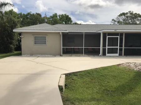 Cozy, clean duplex with outdoor dinning.