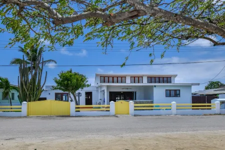 Oceanfront @ Mangel Halto Beach, Snorkel, Scuba, Beach