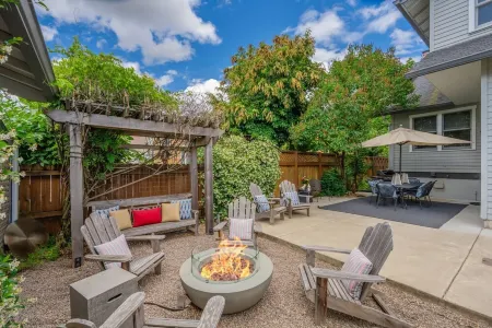 Luxurious, Spacious Pet-Friendly Home for Your Workcation In Wine Country