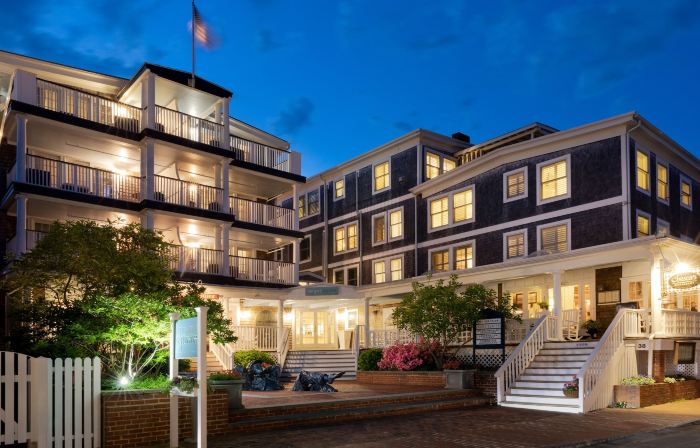 Vineyard Square Hotel & Suites