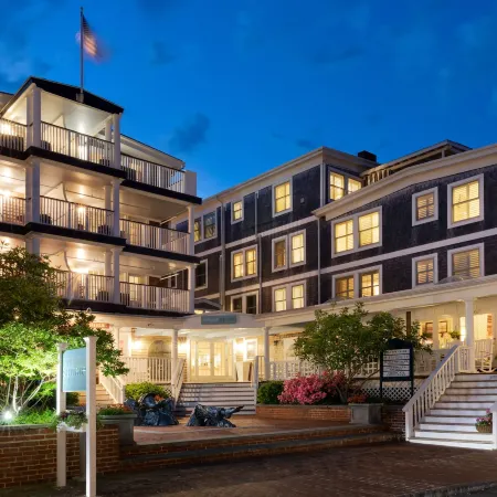 Vineyard Square Hotel & Suites