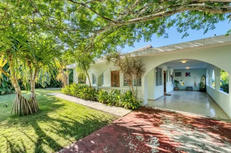 R Villa - Walk to Steps Beach with POOL, Ocean View & BOCCE Court