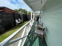 Spacious sunny cottage (airport close, family, pet friendly, disability access)