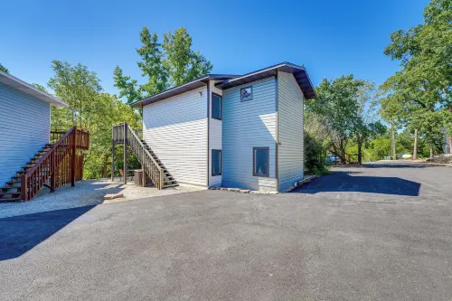3 Mi to Silver Dollar City! Family Getaway w/ Pool - parking