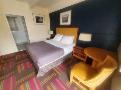 Thunder Bird Motel Hotels near Railroad Park