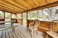 'Cabana Luna' Cabin w/ Deck, Swing & Fire Pit! - Homestays