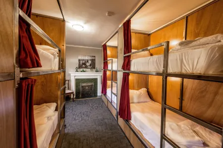 Ember Hostel Отели рядом с достопримечательностью «Ботанические сады Денвера»