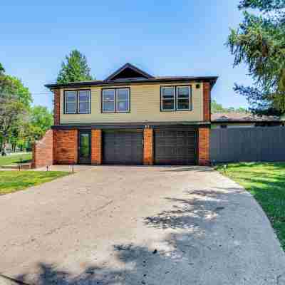 Chic Family-Friendly Home in Riverside: 7 Mi to KC Hotel Exterior