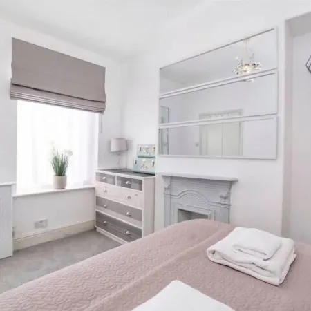 Amberley House - with Hot Tub + Free Parking