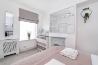 Amberley House - with Hot Tub + Free Parking - Jacuzzi