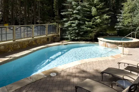 Luxury 1-Bedroom Ski-in Out Condo with Slopeside Heated Pool, No Cleaning Fee 1 Condo by Redawning