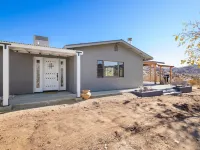 Dreamspace - Hot Tub, Fire Pit, 5 Min. to Park 2 Bedroom Home by RedAwning 約書亞樹村酒店