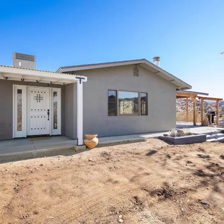 Dreamspace - Hot Tub, Fire Pit, 5 Min. to Park 2 Bedroom Home by RedAwning
