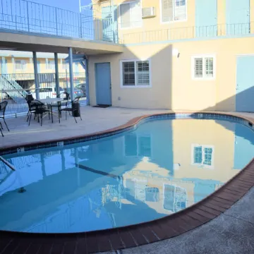 Western Inn & Suites