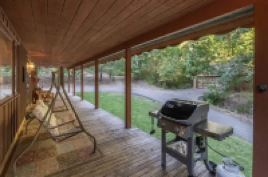 Bear Paw 2 Bedroom Home by NW Comfy Cabins by RedAwning