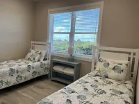 Paradise Beach House a new 4 bedroom beachfront house with pool Joe's Studio附近的飯店