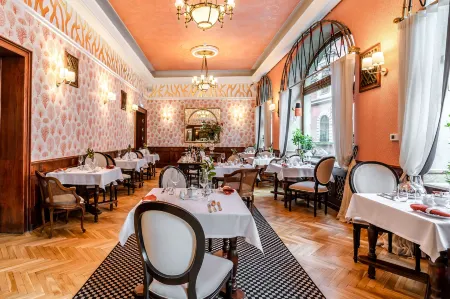 Hotel H15 Francuski Old Town - Destigo Hotels Отели рядом с достопримечательностью «Флорианские ворота в Кракове»