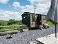 The Shearer's Hut, Sleeps 2, Wood Burner, Fire Pit Hotels in Llandybïe