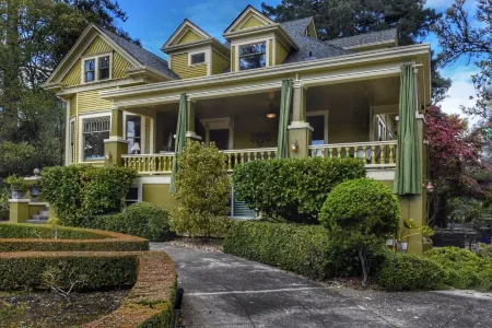 Calderwood Inn Отели рядом с достопримечательностью «Healdsburg Ridge Open Space Preserve»