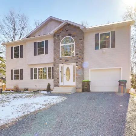 3 Mi to Kalahari: Pocono Summit Home w/ Pool Table