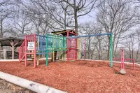 Cozy Branson Townhome 1 Mi to Silver Dollar City! - Parkplatz