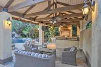 Redding Getaway w/ Hot Tub & Outdoor Kitchen! - 3-نجوم