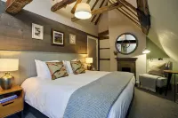 The Red Lion Hotels in Holybourne
