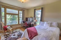 Fruita Victorian Home w/ Hot Tub + Mountains! - balcony