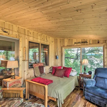 Year-Round Waterfront Getaway Lake Access and Dock! Отели в г. Райт
