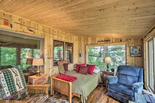 Year-Round Waterfront Getaway Lake Access and Dock! - parking