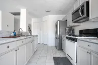 Stylish 4Br 2.5ba Haven in Houston 4 Bedroom Home by RedAwning Hotels in Fort Bend County