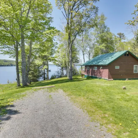 8 Mi to Saddleback Ski Area: Cabin w/ Fire Pit