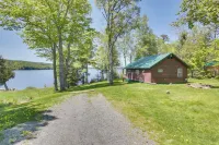 8 Mi to Saddleback Ski Area: Cabin w/ Fire Pit - 3성급