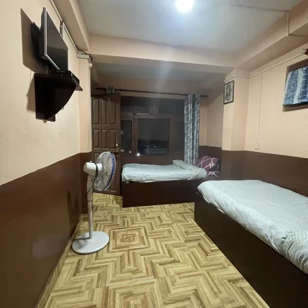 Nirvaan Guest House (Hotel Bibidh) Отели рядом с достопримечательностью «Храм Пашупатинат»