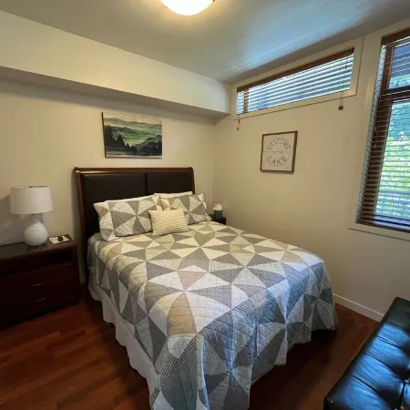 Deluxe View 2 Bedroom Chelan View Condo w/Extra Parking