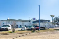 Motel 6 Terrell, TX - parking