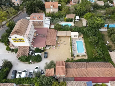 Hôtel le Provence Отели рядом с достопримечательностью «Reality Room»